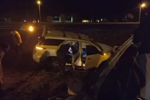 Una familia que viajaba en camioneta por Entre Ríos despistó y chocó contra el guardarraíl