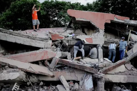Colombia eleva a 181 los muertos por el terremoto y siguen buscando sobrevivientes