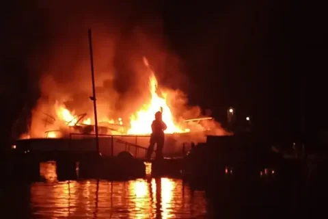 Un hombre está en terapia intensiva por la exploción e incendio de una embarcación en el río