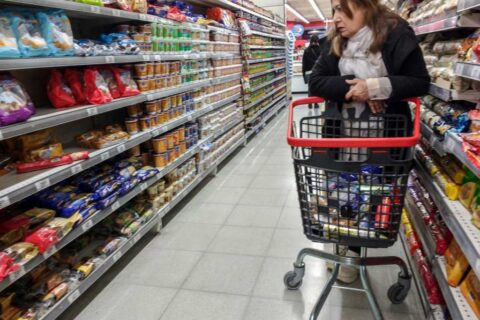 La confianza del consumidor cayó 1,1% en agosto, pero se mantiene por encima del año pasado