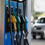 La venta de combustibles cayó 4,7% en Entre Ríos Según datos de la Secretaría de Energía de la Nación, el despacho total en la provincia fue de 49.905 metros cúbicos en julio. Si bien la demanda de gasoil mostró mayor estabilidad, la marcada contracción en las naftas traccionó hacia abajo el resultado global, ubicando a la provincia dentro del lote mayoritario de jurisdicciones con caídas interanuales. sábado 29 de agosto de 2026 | 10:44hs.  Durante el mes de julio de 2026, la comercialización de combustibles al público en Entre Ríos registró un total de 49.905 metros cúbicos, lo que representó una caída del 4,7% interanual en comparación con el mismo mes del año anterior.  El resultado refleja la debilidad generalizada del consumo en el país, donde solo tres provincias lograron leves avances y 21 sufrieron mermas.   Naftas en baja y comportamiento por segmento  Al desglosar las ventas entrerrianas por tipo de producto, se observa que la contracción del mercado provincial estuvo impulsada principalmente por el rubro de las naftas, que se retrajo un 7,9% interanual (sumando 24.211 m³):  . Nafta Súper: Registró una caída interanual del 8,7% en la provincia.  . Nafta Premium: Tuvo una baja moderada del 5,3% interanual.  Por su parte, el gasoil mostró un comportamiento sensiblemente más estable, retrocediendo apenas un 1,4% interanual con un volumen comercializado de 25.694 m³:  . Gasoil Común: Bajó un 2,7% interanual.   . Gasoil Premium: Logró romper la tendencia y mostró una leve suba del 1,0% interanual.   En cuanto a la composición de la demanda provincial, el 51,5% del volumen vendido en julio correspondió a gasoil y el 48,5% restante a naftas, evidenciando el peso clave del transporte y el sector productivo agroindustrial en la provincia.   Panorama acumulado (Enero – Julio 2026)  En el balance de los primeros siete meses del año, Entre Ríos acumula un total de 355.438 m³ comercializados, lo que representa un leve retroceso acumulado del 0,9% interanual, se indicó en un informe elaborado por Politikon Chaco al que tuvo acceso esta Agencia.  En el acumulado del año, la dinámica entrerriana muestra una clara disparidad: mientras que las naftas sufren una baja del 3,8%, el gasoil sostiene un crecimiento del 2,1% en los siete meses transcurridos, mitigando el impacto del menor uso de vehículos particulares.   El contexto nacional  A nivel nacional, las ventas al público totalizaron 1,36 millones de metros cúbicos en julio, sufriendo un descenso del 6,4% interanual.  Con este resultado, el mercado petrolero sumó su sexta caída consecutiva interanual y la más profunda desde fines de 2024.   Solo tres provincias lograron evitar la caída general: La Pampa (+0,7%), Neuquén (+0,5%) y Santiago del Estero (+0,2%).  En el otro extremo, provincias como Tucumán (-22,4%), Jujuy (-16,4%) y Salta (-15,9%) registraron mermas severas de doble dígito, según el informe basado en datos de la Secretaría de Energía de la Nación.