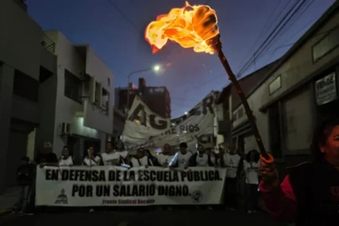 «Acá no hay docentes de rodillas»: Agmer se movilizó con antorchas en Paraná renovando el pedido de mejoras salariales