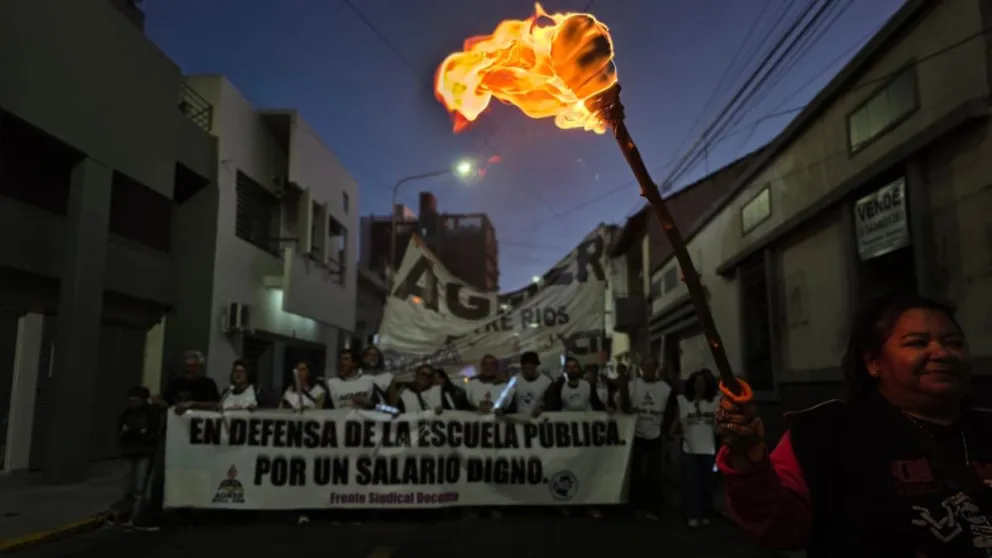«Acá no hay docentes de rodillas»: Agmer se movilizó con antorchas en Paraná renovando el pedido de mejoras salariales Provinciales