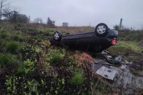 Auto con tres jóvenes a bordo volcó en la Ruta 32 cerca del Parque Industrial de Viale