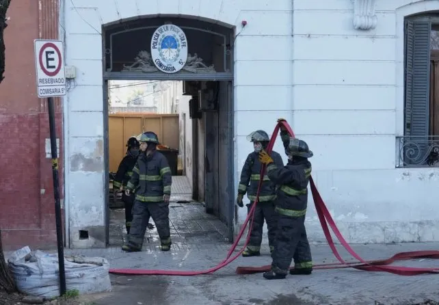 Rosario: La comisaría 5ª amaneció bajo alerta por un incendio en el marco de una supuesta protesta Policiales